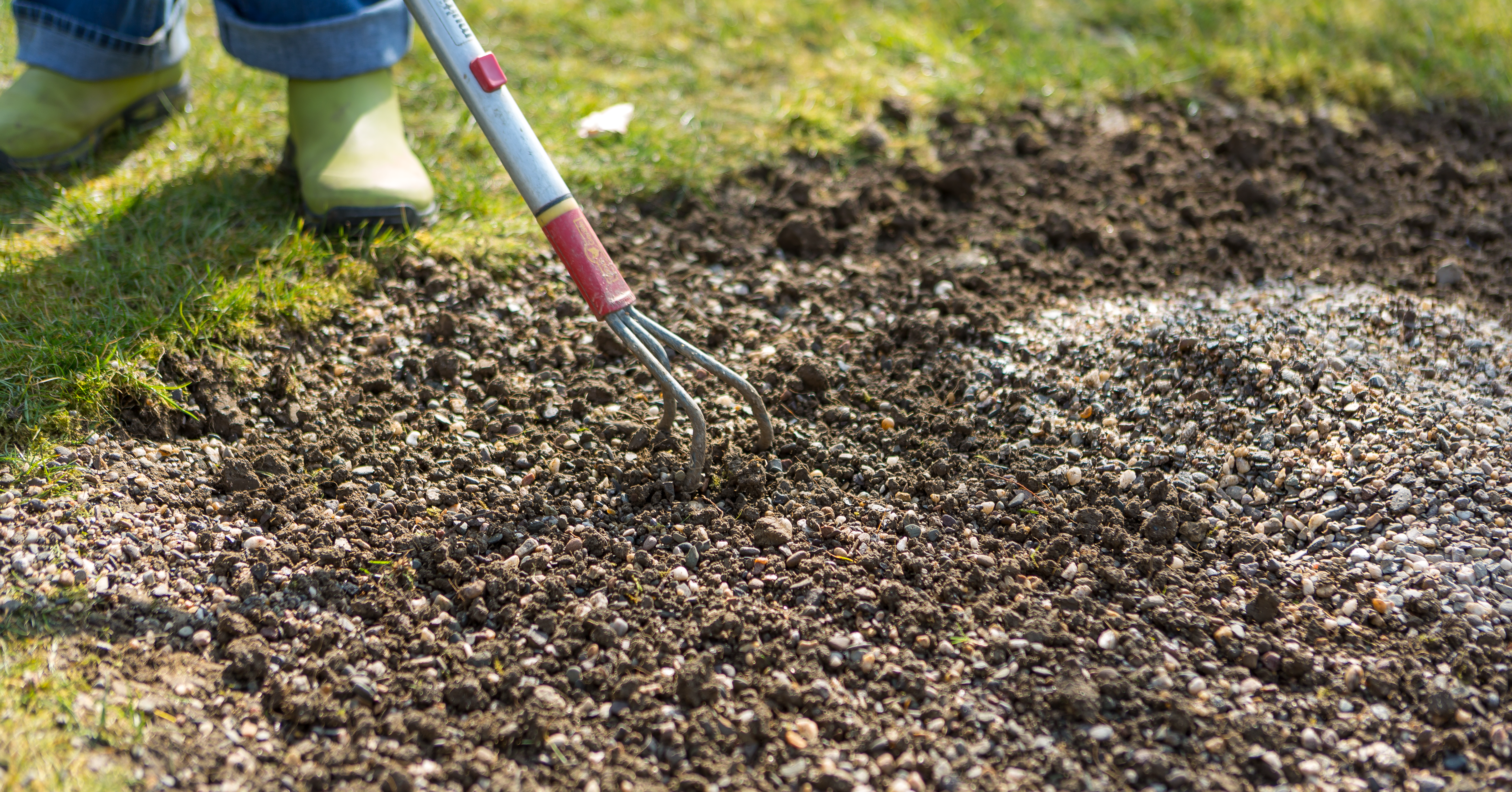 Boden bearbeiten mit einem Kultivator