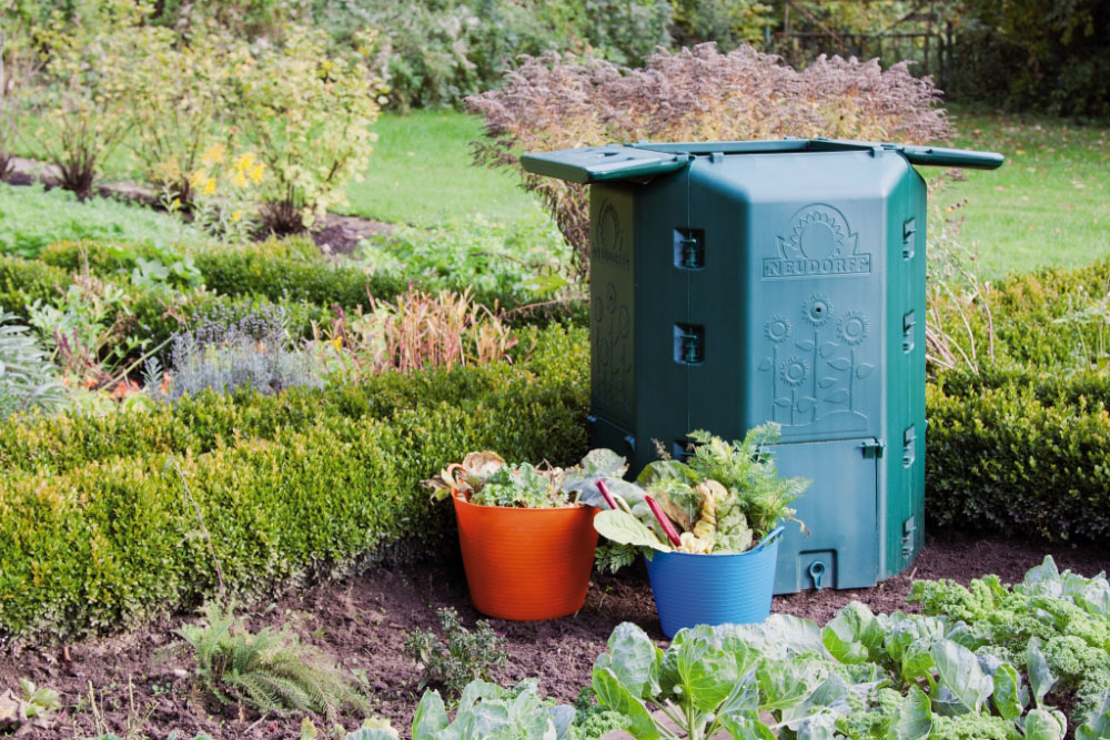 Neudorff DuoTherm Komposter mit Gartenabfällen im Gemüsegarten