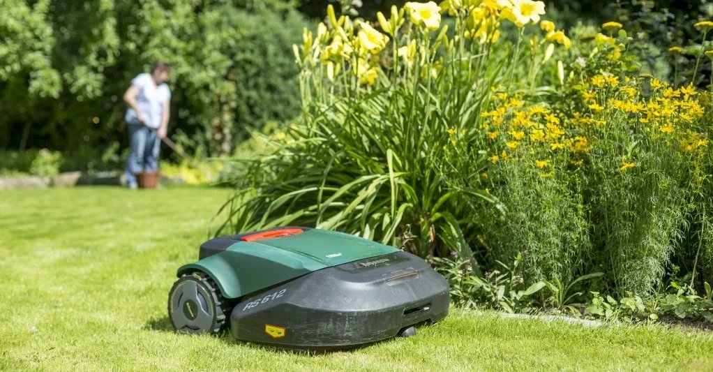 Mit dem Rasenmäher Roboter regelmäßig den Rasen schneiden