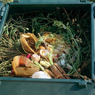 Gemischte Garten- und Küchenabfälle im Komposter