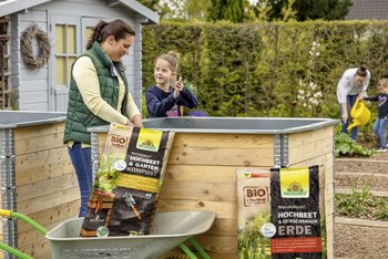 Für gesunde Pflanzen und eine knackig-frische Ernte - Neudorff bietet spezielle Erden und Kompost für Hochbeete an