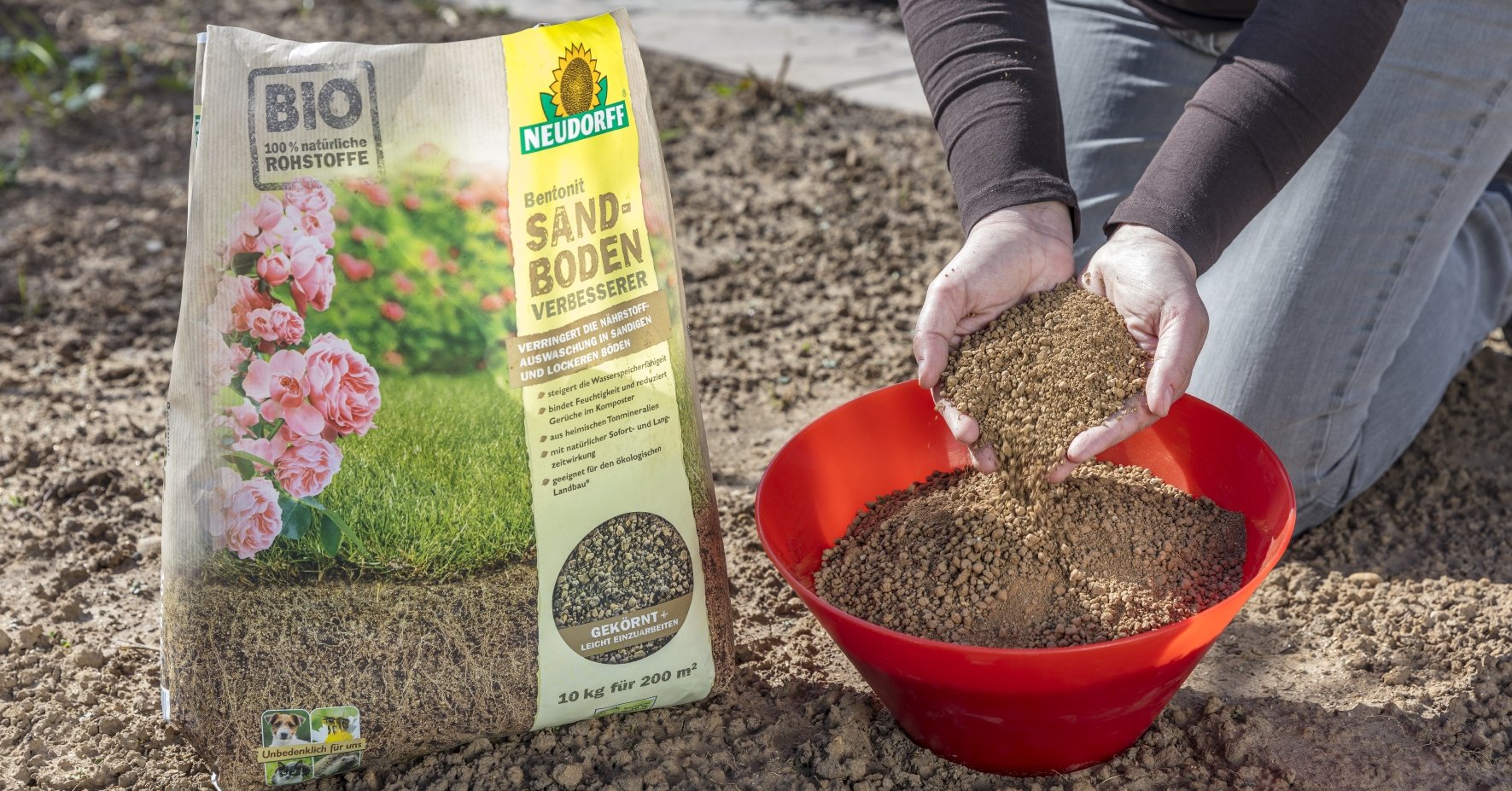 Je nach Beschaffenheit des Bodens könnt ihr den Rasen mithilfe verschiedener Nährstoffe ausbessern