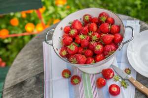 Erdbeeren in einer Schale auf dem Tisch